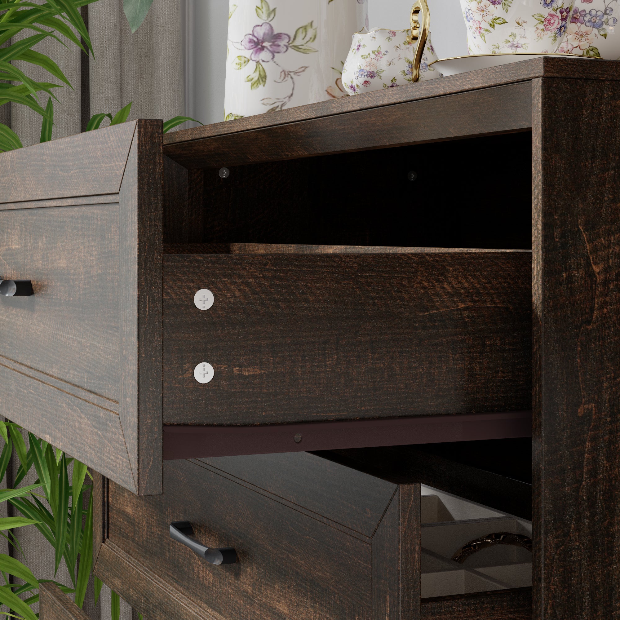 5-Drawer Dresser With Elegent Design