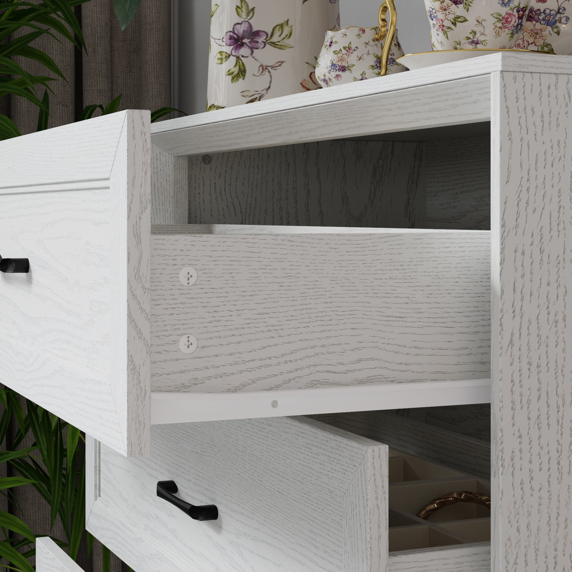 5-Drawer Dresser With Elegent Design